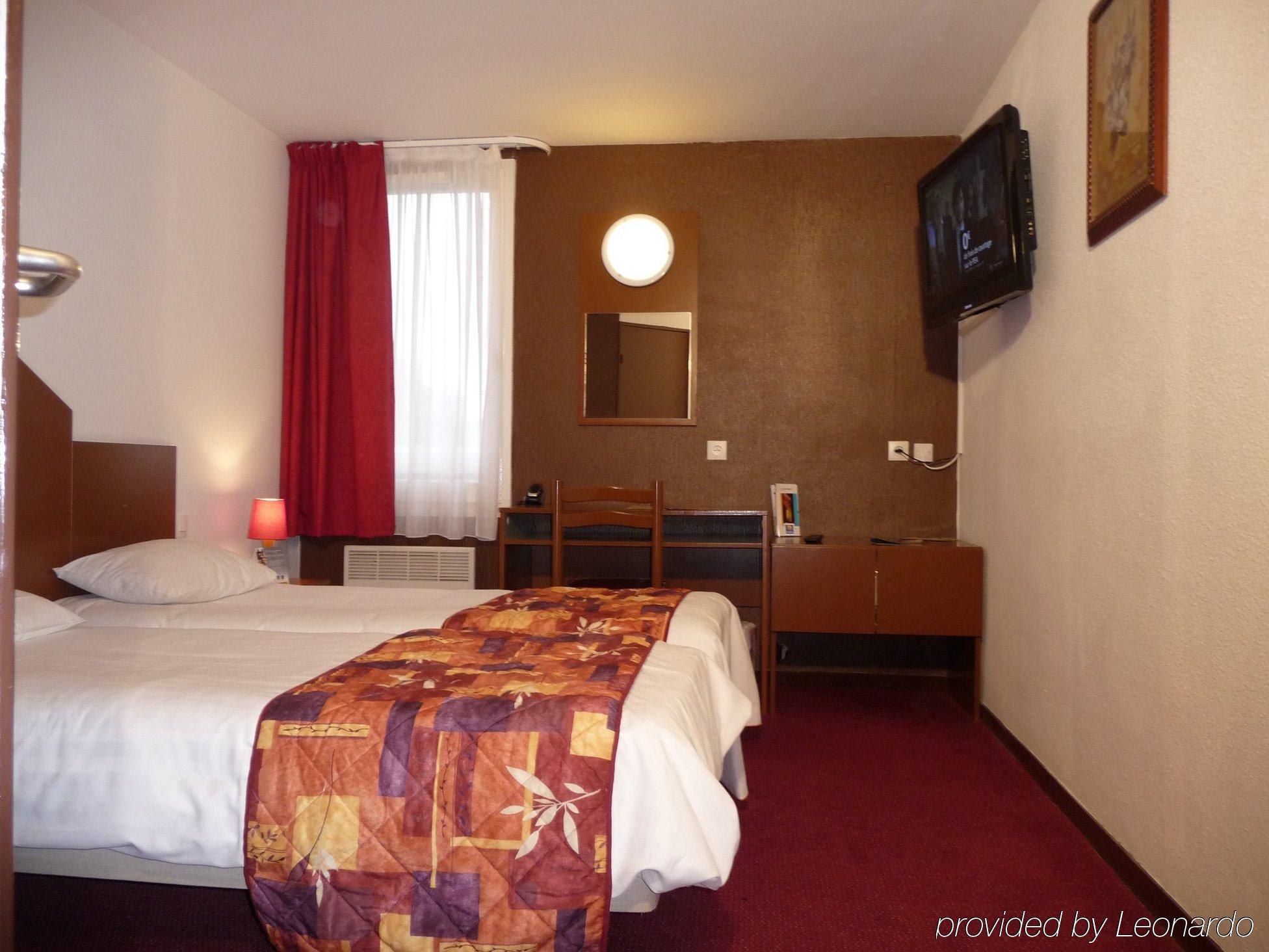 Logis Hotel Lons-Le-Saunier - Restaurant Le Grill 객실 사진